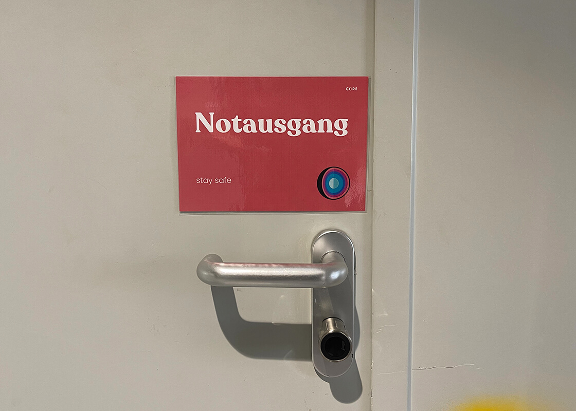 Ein Schild, welches zeigt, dass diese Tür ein Notausgang ist. Trotzdem war diese Tür der einzige Ausgang.