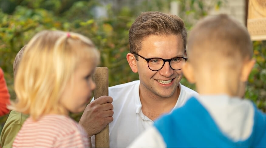 Tom Junge, Geschäftsführer von Immerbunt, mit zwei Kindergartenkinder